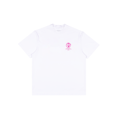 Close-up view of the back of a white short-sleeve T-shirt featuring bright pink uppercase text reading “ES UNA PERLA” printed across the back.
