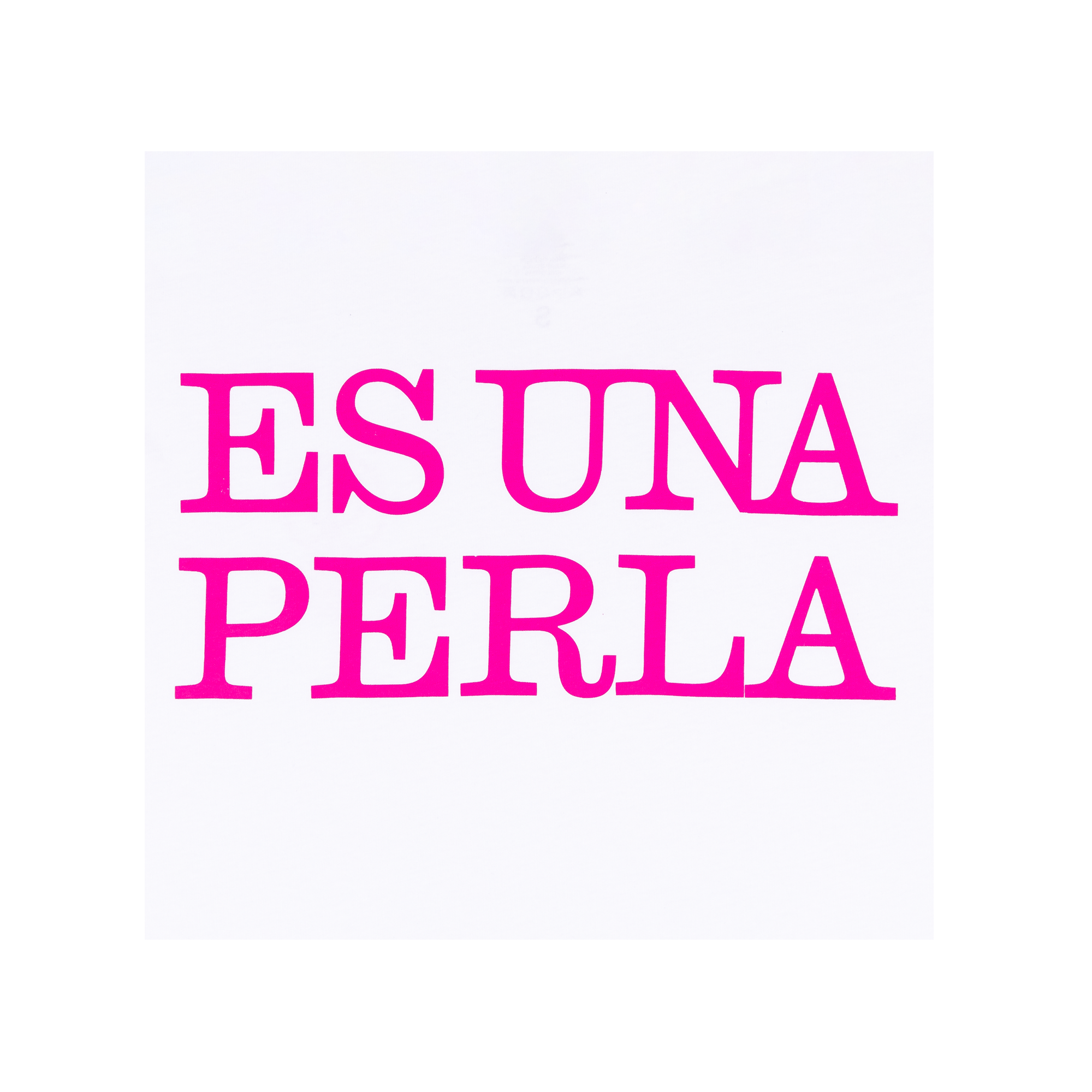 Close-up view of a white T-shirt with bright pink text on the back reading “ES UNA PERLA” in uppercase letters.