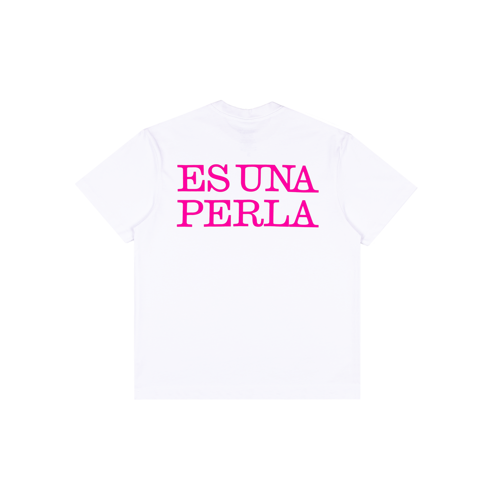 Close-up view of the back of a white short-sleeve T-shirt featuring bright pink uppercase text reading “ES UNA PERLA” printed across the back.